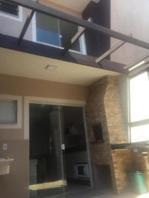 Casa Enseada próximo ao mar e comércios com 2 ar split